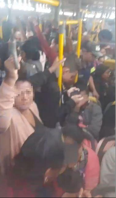 “Todo dia é a mesma coisa, nos horários das 5h e das 5h25. O pessoal está indo na porta, nem está dando para atravessar a catraca”, relatou uma das usuárias do ônibus (Foto/Reprodução)