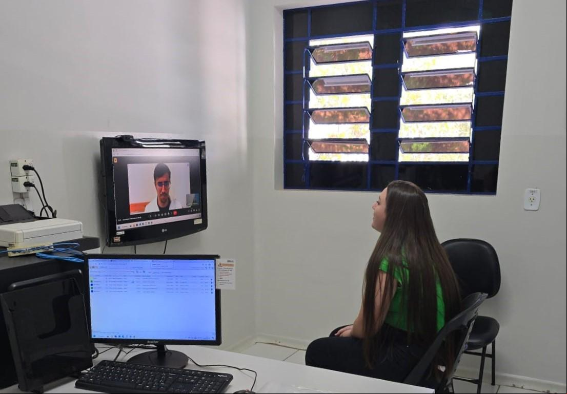 O atendimento é feito por videochamada, onde o médico conversa com o paciente por meio de um monitor, em uma central preparada para tal  (Foto/Divulgação)