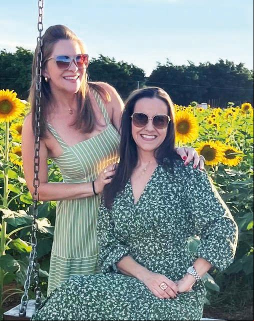 Nossa amiga e parceira Tatiana Botelho soprou velinhas semana ada. Ela é reconhecida pelo trabalho de excelência como cerimonialista. Parabéns; Na foto ela está com sua irmã Camila Botelho (Foto/Arquivo pessoal)