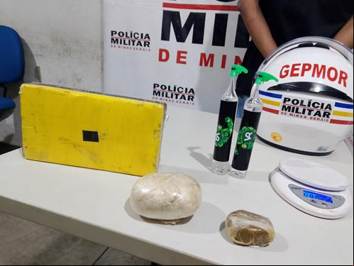 O suspeito foi preso e conduzido à delegacia de plantão, junto aos entorpecentes e objetos recolhidos. (Foto/Divulgação)