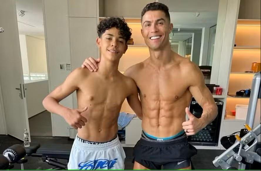 Adolescente de 14 anos foi convocado pela primeira vez e vai defender o mesmo país do pai, mas na seleção sub-15 (Foto/Instagram)