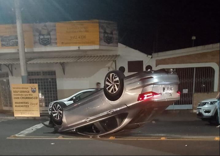 O carro que seguia pela rua Ituiutaba capotou após bater em outro, que saía de estacionamento de varejão localizado na via  (Foto/Divulgação)