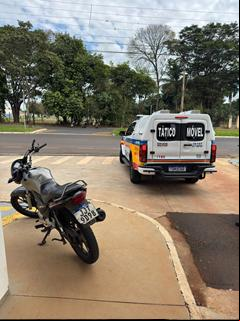 A motocicleta usada pelos suspeitos que foi removida ao pátio credenciado. (Foto/Divulgação)