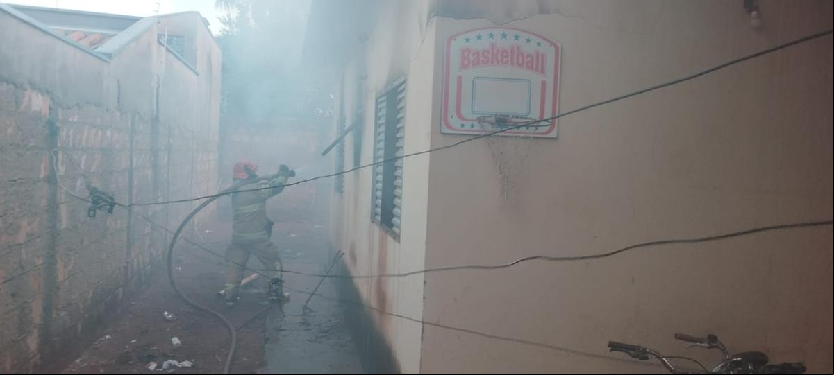 Foram gastos cerca de dois mil litros de água no combate às chamas (Foto/Divulgação)