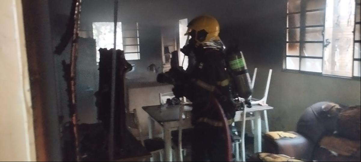 Bombeiros atuaram no combate às chamas, que danificaram diversos móveis e eletrodomésticos no interior da casa no bairro Pacaembu (Foto/Divulgação)