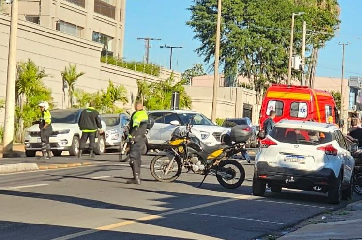 O carro foi atingido pela motocicleta quando fazia uma conversão em local proibido na avenida Dom Luiz Santana, no bairro Santa Marta  (Foto/Divulgação)