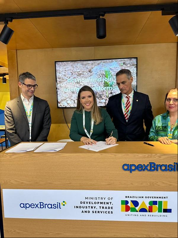 Prefeita Elisa Araújo e o CEO da H2Brazil, Pedro Caçorino, am o protocolo de intenções, onde a empresa firma o compromisso de implantação da unidade fabril em Uberaba (Foto/Divulgação)