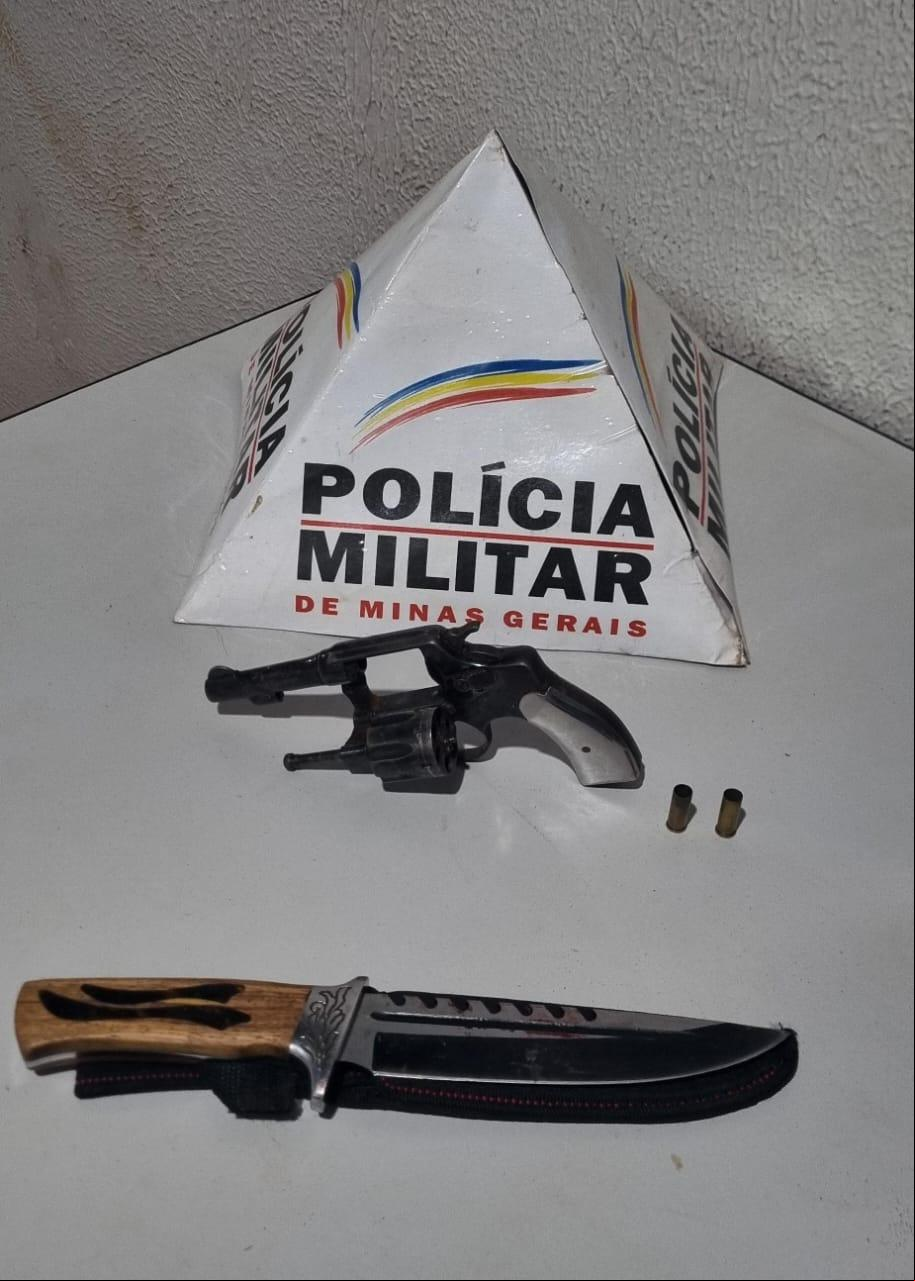 Foram apreendidos um revólver calibre 32 com dois cartuchos deflagrados e a faca usada no crime. (Foto/Divulgação)
