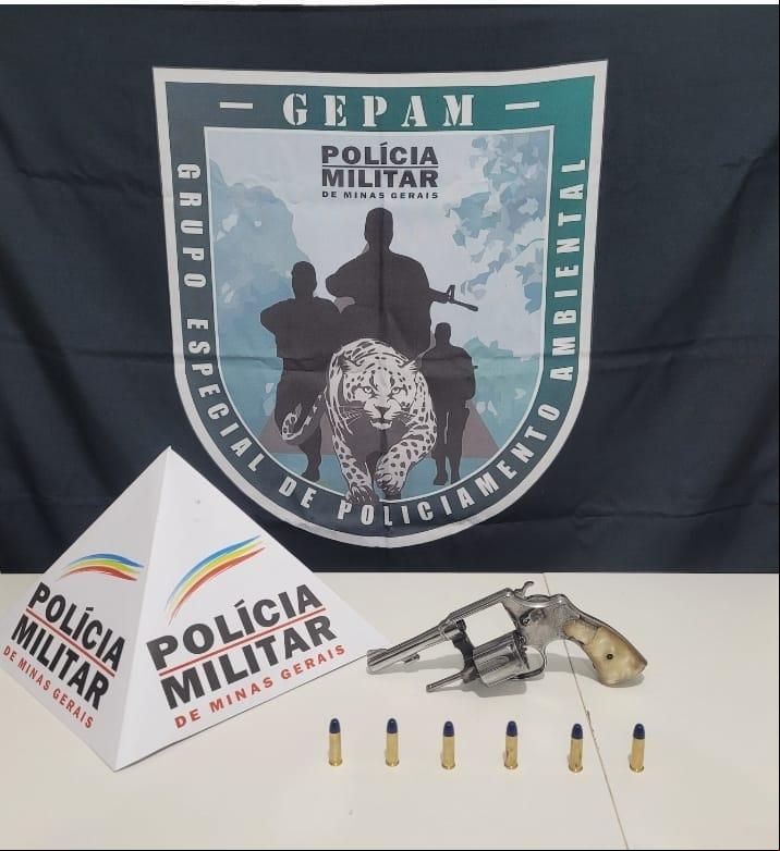 Arma foi encontrada ap[os indivíduo apresentar atitude suspeita (Foto/Divulgação)