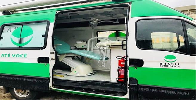 O consultório é montado no interior de uma van, com todos os periféricos necessários para o perfeito funcionamento  (Foto/Reprodução)
