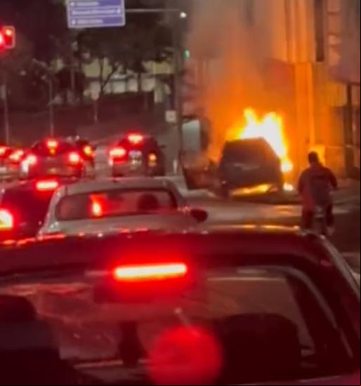 Testemunhas relataram que o condutor perdeu o controle da direção momentos antes da colisão, o que pode ter provocado o incêndio (Foto/Reprodução)