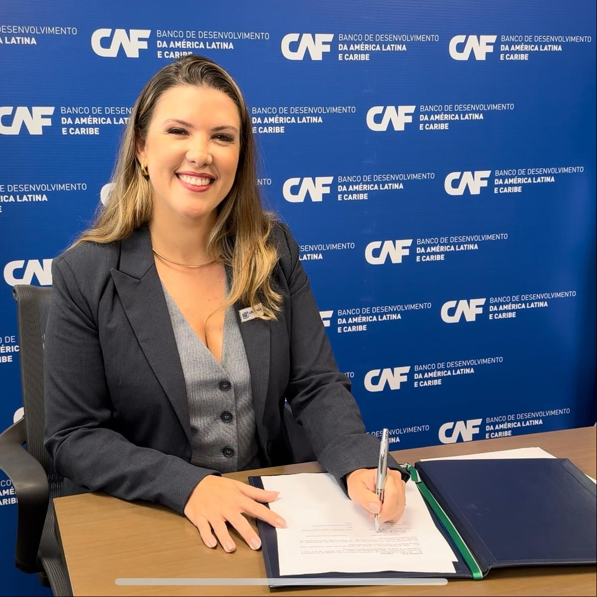 No fim de abril, a prefeita Elisa Araújo assinou o contrato de empréstimo de 72 milhões de dólares com o CAF (Foto/Divulgação)