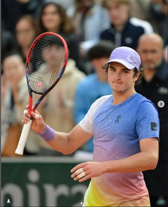 João Fonseca vence o francês Pierre-Hugues Herbert em um jogo muito equilibrado (Foto/Reprodução/Instagram do tenista)