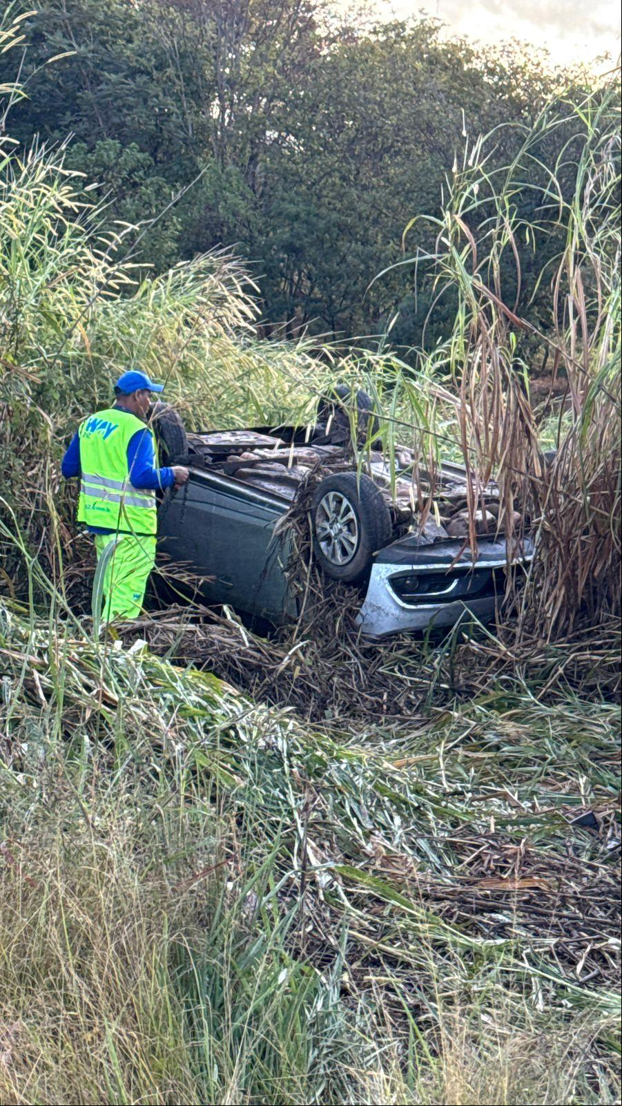 O carro caiu sobre o mato em uma ribanceira, ficando com as rodas para cima após a capotagem e teve perda total (Foto/Divulgação)