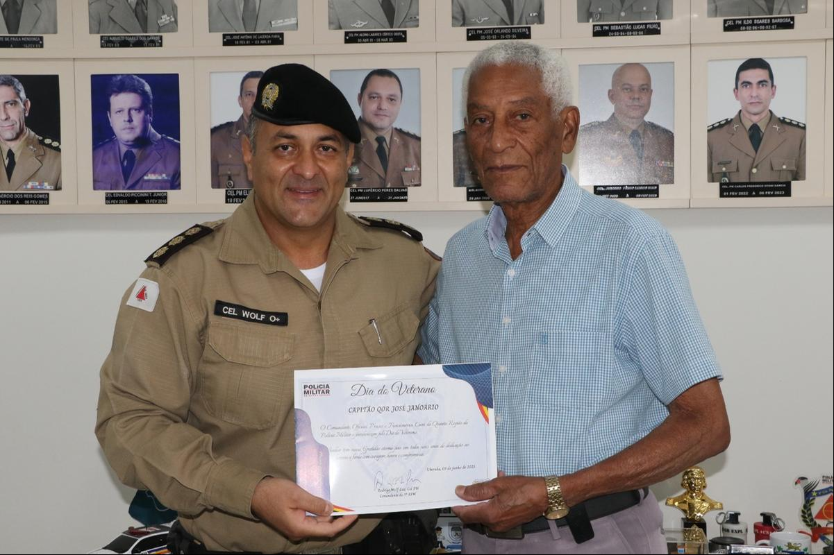 O coronel PM Rodrigo Wolf Luz, comandante da 5ªRPM, entregou homenagem ao mais antigo da guarnição de Uberaba, capitão QOR José Januário, pelo “Dia do Veterano” (Foto/Divulgação)