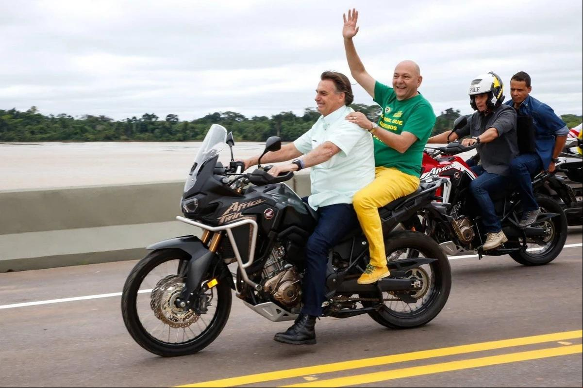 Luciano Hang em motociata com o então presidente Jair Bolsonaro (PL), que apoiou nas eleições de 2018 e 2022 (Foto/Reprodução/Rede social)