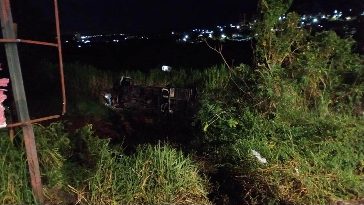 Sem freios e desgovernado, o caminhão desceu ribanceira à margem da rodovia e tombou  (Foto/Divulgação)
