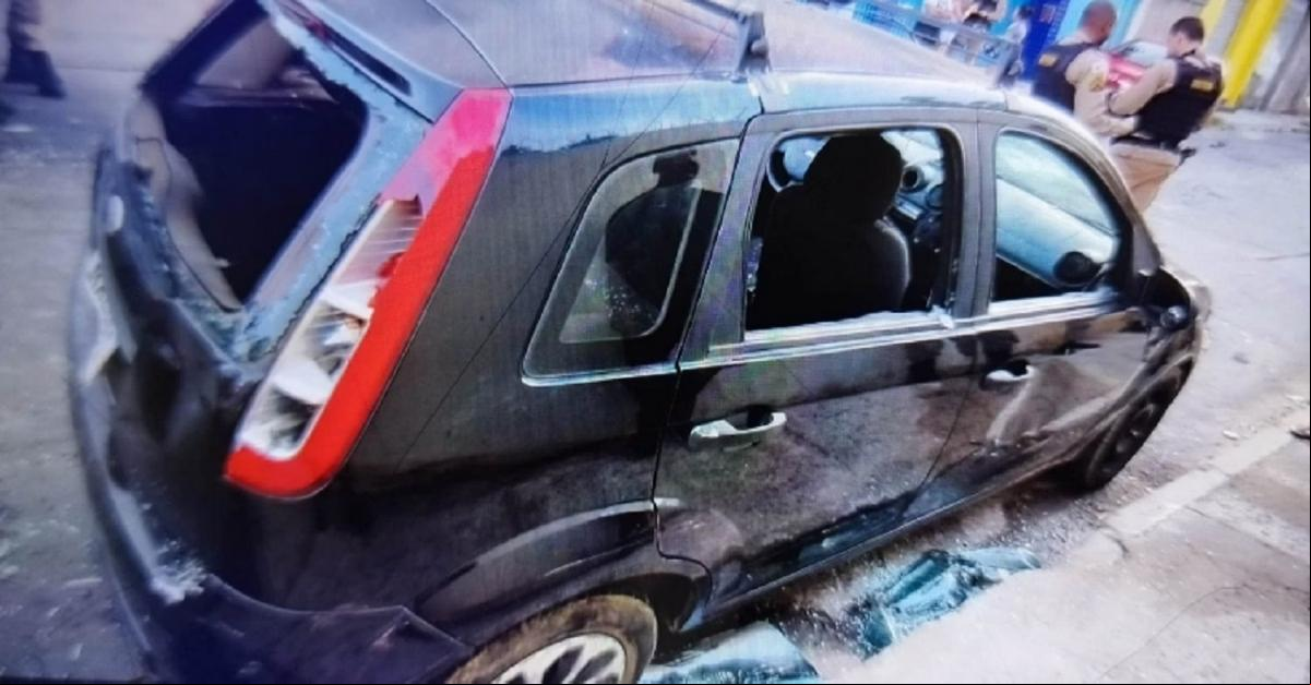 Suspeitos destruíram veículos de torcedores rivais (Foto: Divulgação / PM)