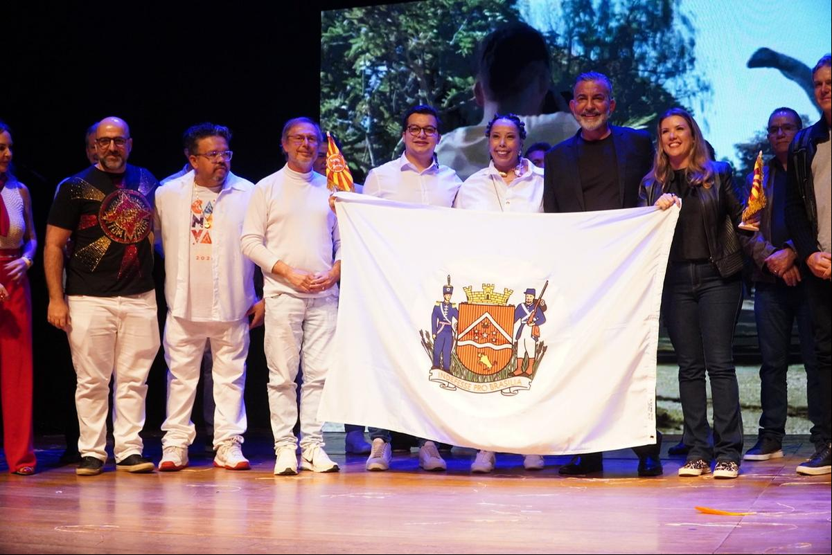 Prefeita Elisa Araújo e secretário Celso Neto com a agremiação Tom Maior, que escolheu Uberaba como tema do carnaval 2026 (Foto/Divulgação PMU)