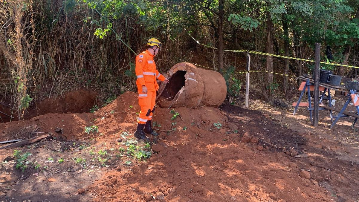 Dentro de uma manilha de esgoto coberta de terra, foram encontrados fragmentos de ossos humanos e vestes, confirmando a suspeita de um homicídio (Foto/Divulgação)